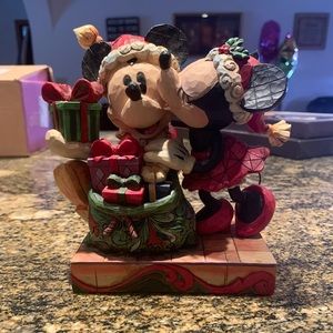 Disney “A Christmas Kiss” Minnie and Mickey figure